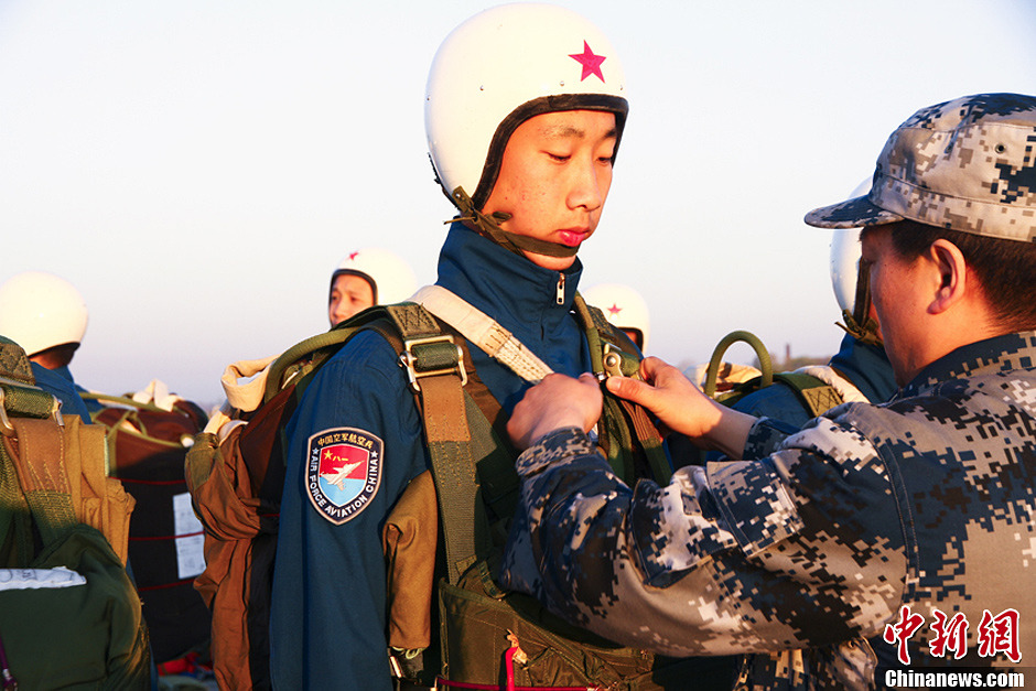 中國空軍新一批殲擊機(jī)飛行學(xué)員完成首次空中跳傘