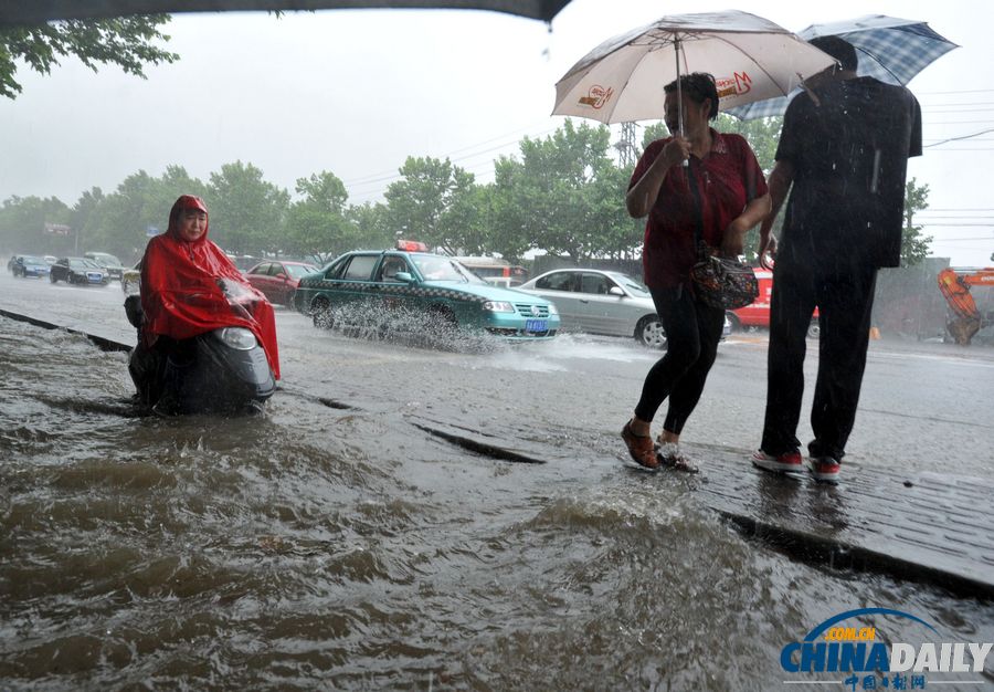 南京發(fā)暴雨橙色預警信號 市區(qū)多處道路積水