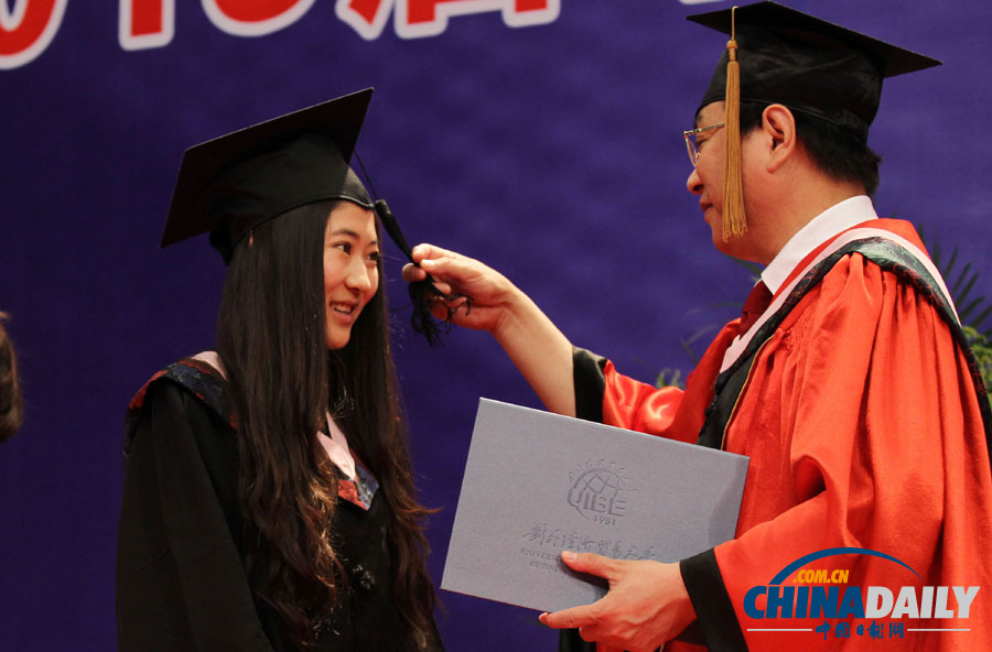 現(xiàn)場直擊：對外經(jīng)貿(mào)大學(xué)舉行2013屆畢業(yè)典禮