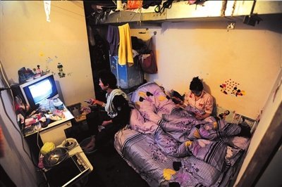 慘！北漂族地下室生活