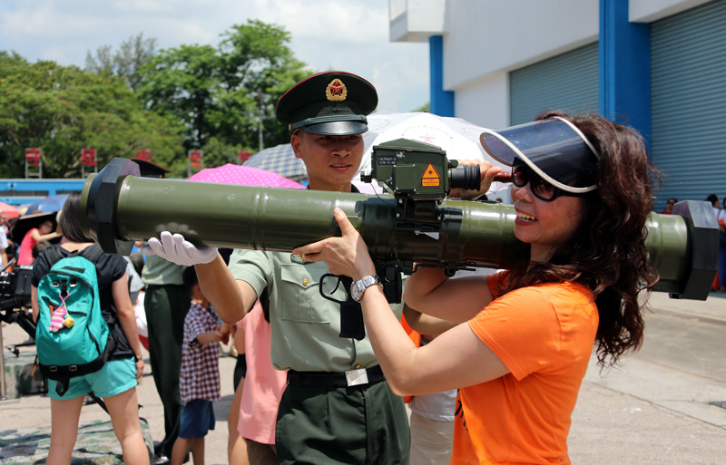 高清：駐港部隊(duì)舉行“軍營(yíng)開放日”活動(dòng)