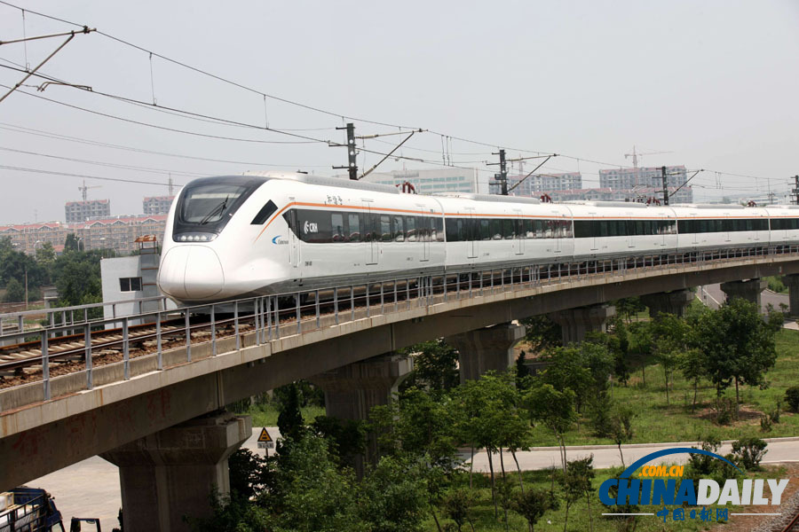 可公交化運(yùn)營新型城際動車組在山東青島下線(圖)