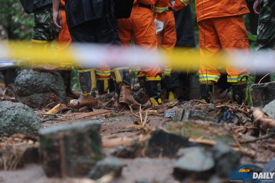 都江堰特大泥石流已致18人死亡 消防官兵在廢墟上搜救