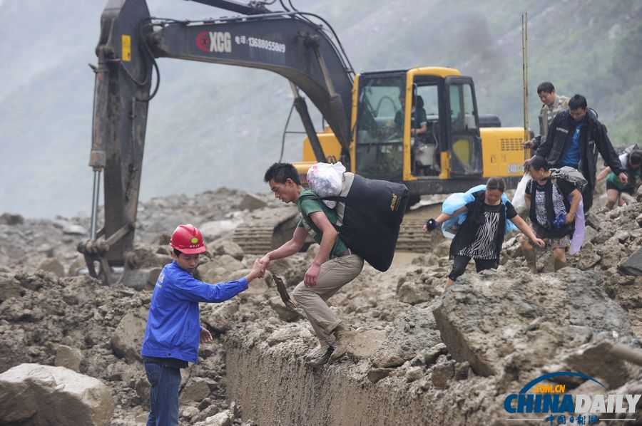 汶川映秀道路再次發(fā)生塌方 村民徒步避險(xiǎn)