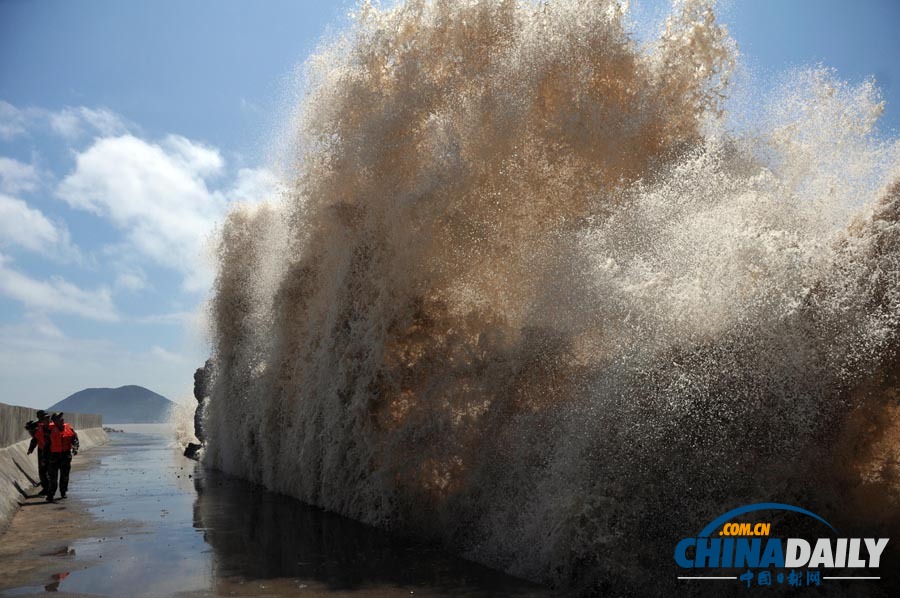 浙江溫嶺：“蘇力”逼近掀巨浪