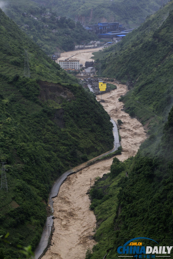 云南昭通大關(guān)縣遭遇洪災(zāi) 交通通信中斷5萬余人受災(zāi)