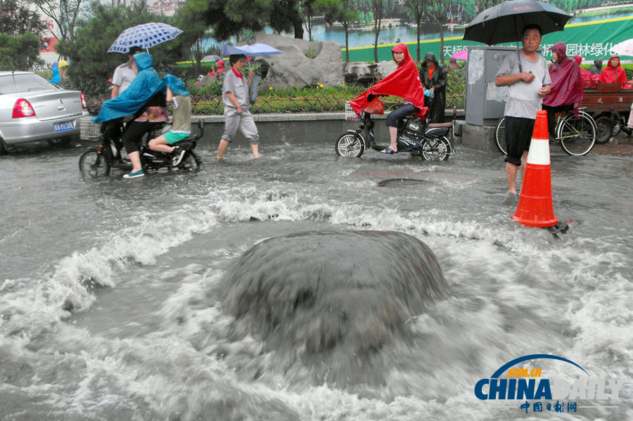 高清組圖：強(qiáng)降雨襲濟(jì)南 城區(qū)部分路段積水嚴(yán)重
