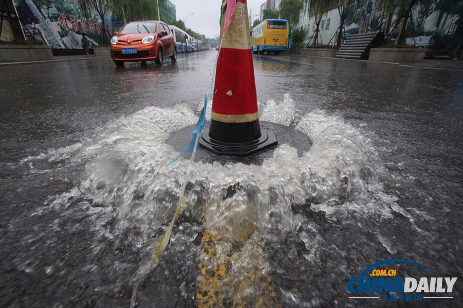 高清組圖：強降雨襲濟南 城區(qū)部分路段積水嚴重