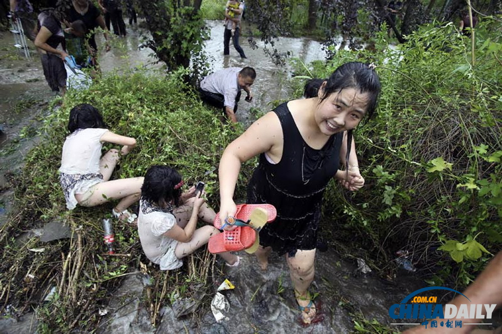 浙江海寧大潮沖下護(hù)堤