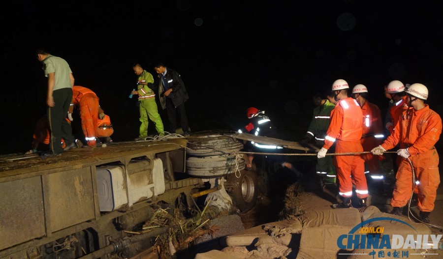 云南山洪泥石流沖斷路橋 2車墜河致4人死7人失蹤