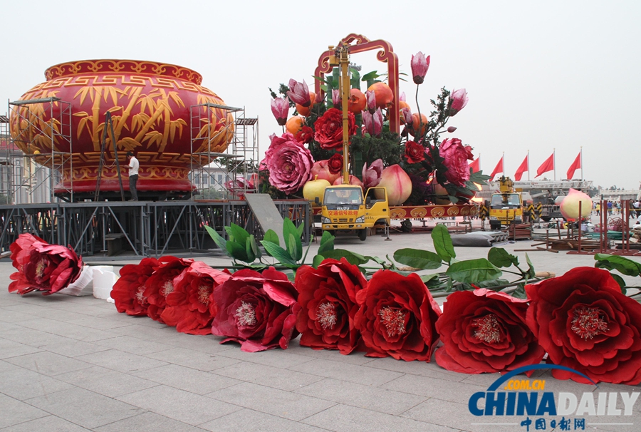天安門(mén)廣場(chǎng)歷年最大花籃亮相 直徑達(dá)50米