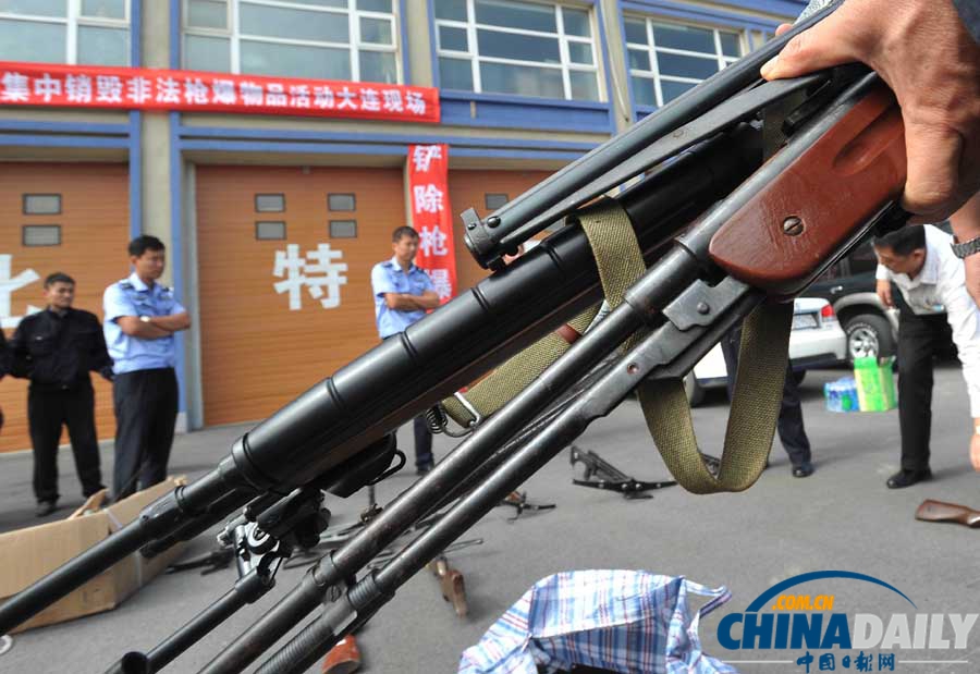 大連警方用煉鋼爐銷(xiāo)毀非法槍支