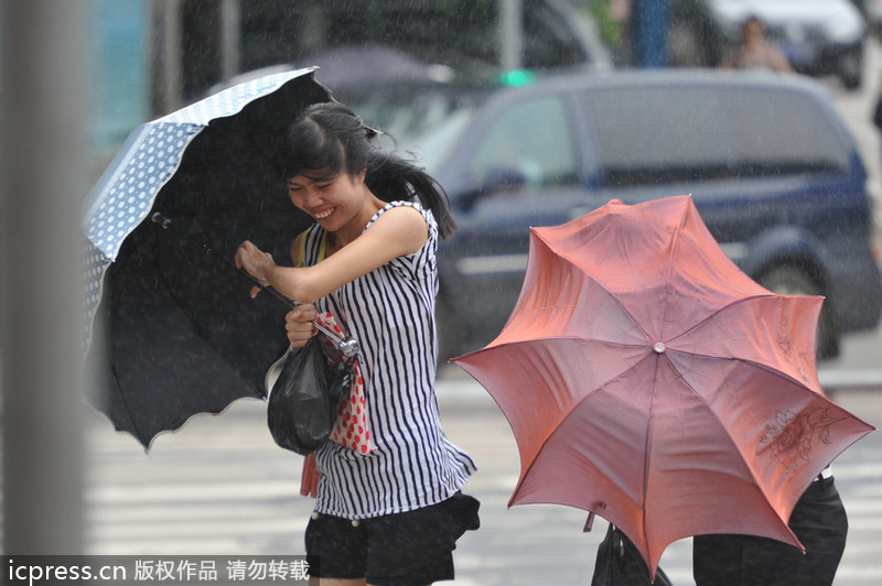 臺風(fēng)“百合”逼近海南 瓊海市民躲雨避風(fēng)各有高招