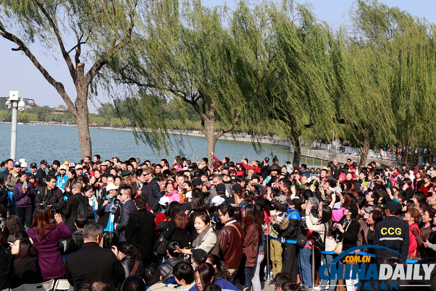 霍夫曼成龍攜萬(wàn)人告別大黃鴨