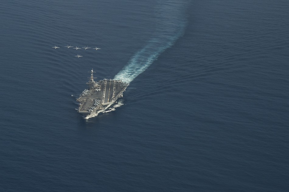 美海軍航母編隊(duì)在中國(guó)南海訓(xùn)練演習(xí)