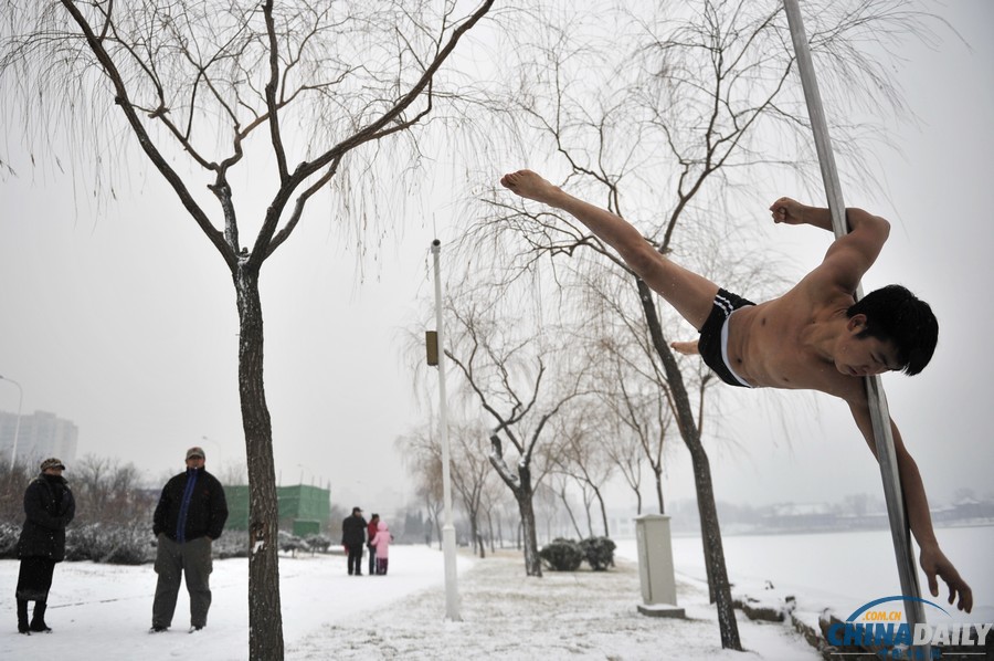 鋼管舞國家隊(duì)冰天雪地秀絕技