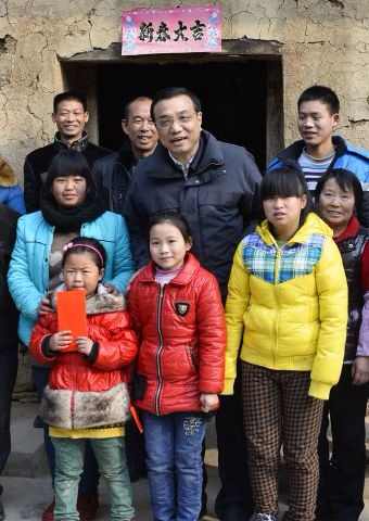 李克強與山村留守兒童父親通話囑平安