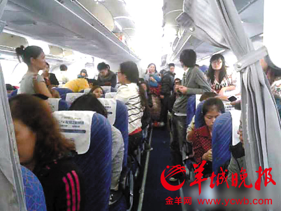 回國航班一再延誤 乘客到廣州后集體拒絕下機(jī)(圖)