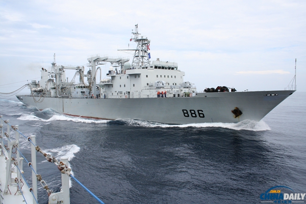中國(guó)海軍千島湖艦開赴泰國(guó)灣 為執(zhí)行搜救馬航失聯(lián)飛機(jī)任務(wù)艦船補(bǔ)給