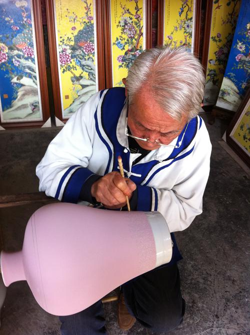 全國(guó)網(wǎng)媒記者走進(jìn)江西“瓷都” 景德鎮(zhèn)手工制瓷“磁”性十足