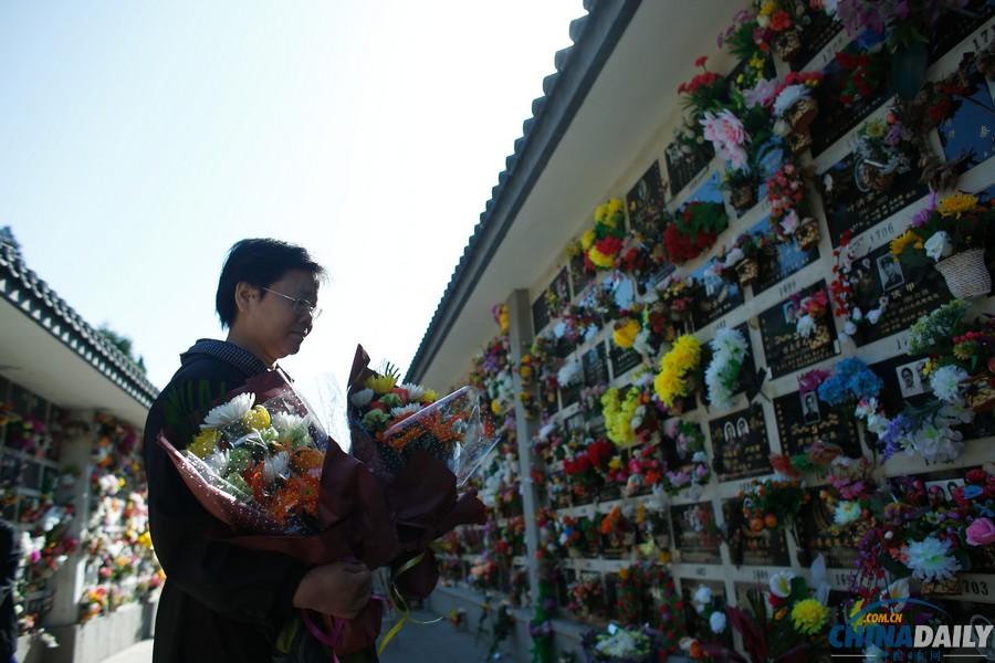 清明節(jié)：北京八寶山迎來祭掃高峰