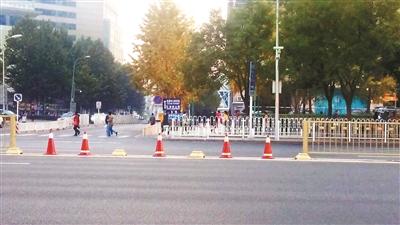 黑色轎車失控撞長安街上黃金護欄 車頭損壞嚴重