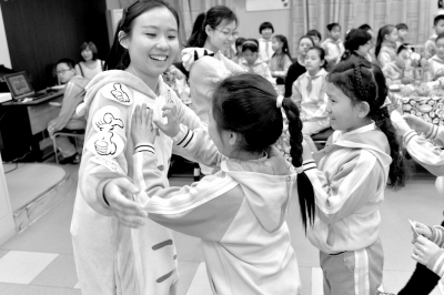 北京東四十條小學(xué)學(xué)生自制防霾裝備當(dāng)寒假作業(yè)