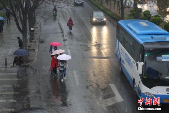 北京迎來今年首場(chǎng)春雨 致道路嚴(yán)重?fù)矶?/></p>

<p>　　3月31日，三月最后一天，北京迎來首場(chǎng)春雨。細(xì)雨濛濛，淅淅瀝瀝，把盛開的春花萬物的滋潤(rùn)。 中新社發(fā) 劉憲國(guó) 攝 CNSPHOTO</p>

<p align=