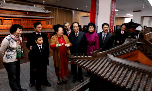 “紫檀及陰沉木制永定門”大型古建藝術(shù)品在京亮相