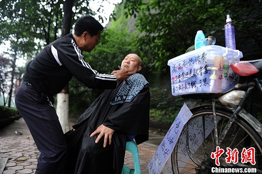 重慶街頭現(xiàn)自行車流動(dòng)“理發(fā)店”