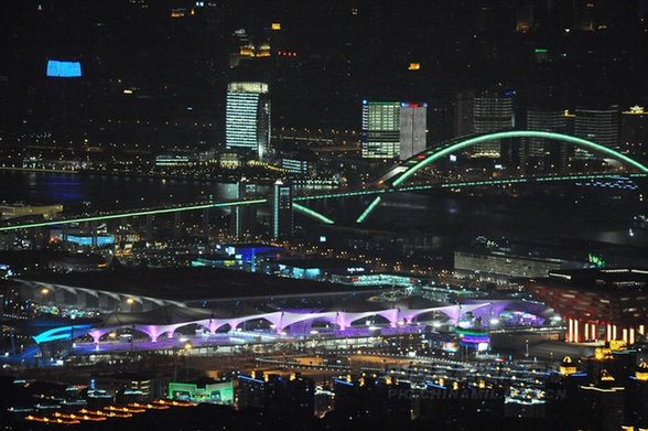 世博會開幕在即 空中體驗夜上海