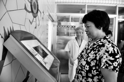 福州一幼兒園門(mén)口放上人臉識(shí)別機(jī) “刷臉”接孩子
