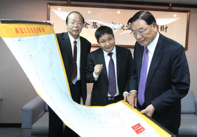 臺(tái)灣?；鶗?huì)董事長(zhǎng)江丙坤會(huì)見福建省江氏委員會(huì)會(huì)長(zhǎng)江東廷