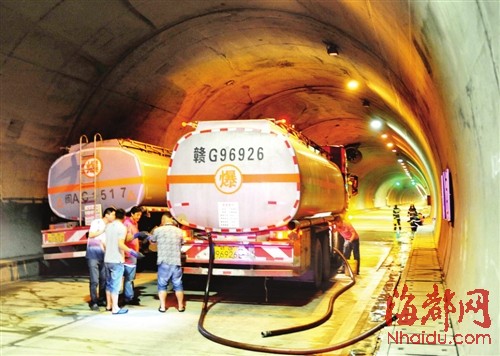 福州繞城高速上油罐車撞上隧道壁 過往司機棄車而逃