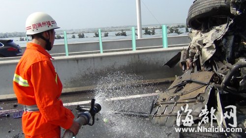 漁平高速福清段小車(chē)與拖車(chē)追尾 造成4死1傷