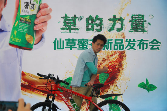 陳漢典來(lái)廈出席代言 模仿康永小S稱(chēng)計(jì)劃出片