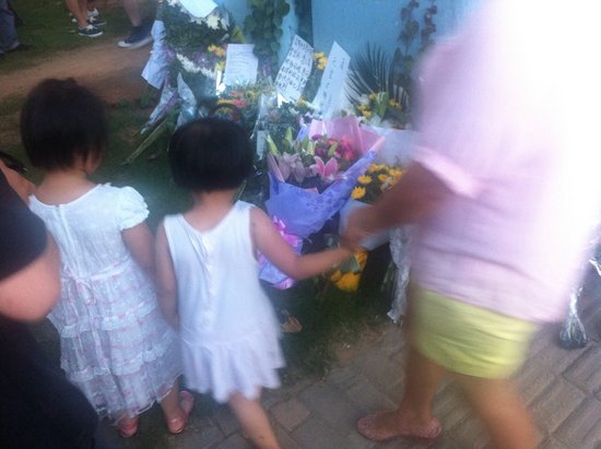 廈門(mén)市民前往事發(fā)地自發(fā)哀悼 8學(xué)生仍失蹤