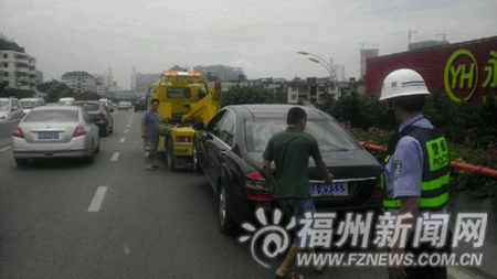 司機(jī)棄車(chē)買(mǎi)油 豪車(chē)拖車(chē)將堵路的豪車(chē)拖離