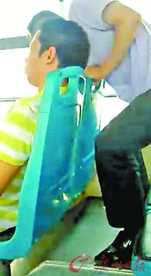 女孩多次在公交車上拍攝小偷作案 公安贊其機(jī)智聰明