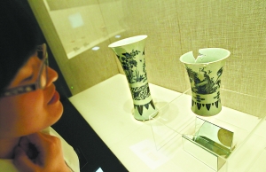 首博展出鑒寶節(jié)目曝光贗品 觀眾近距離辨真?zhèn)?/></p>

<p><span>這是贗品瓷器“崇禎青花筆筒”（右）和館藏真品“康熙青花花鳥觚”（左）同臺(tái)展出。記者 方非攝</span></p>

<p><span>記者 韓亞棟</span></p>

<p><span>北京電視臺(tái)的《天下收藏》節(jié)目，向來以主打“去偽存真”理念而著稱；不過今天，一批在這檔電視鑒寶節(jié)目中被專家慧眼識(shí)出的贗品文物，卻被“請(qǐng)”進(jìn)了首都博物館，并且和真正的文物藏品來了一次針鋒相對(duì)的“較量”。從今天起至10月14日，《“假”如這樣—真“假”藏品對(duì)比展》在首博圓廳二層展廳舉行。該展覽由市文物局和市廣電局主辦、首都博物館和北京電視臺(tái)承辦，共有40余件真品與30余件贗品一同進(jìn)行展出。</span></p>

<p><span style=