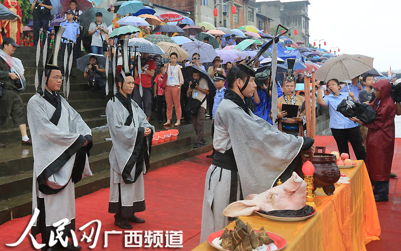 高清組圖：廣西融安“群龍競渡鬧融江”