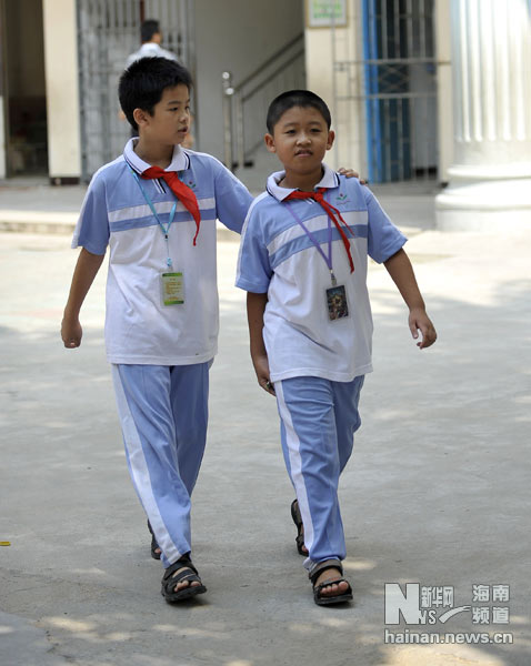 統(tǒng)一中小學(xué)校服惹爭(zhēng)議 網(wǎng)友:不收學(xué)費(fèi)改收衣費(fèi)