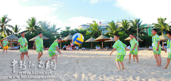 貴州大山里的孩子享受陽(yáng)光之旅 游三亞、保亭