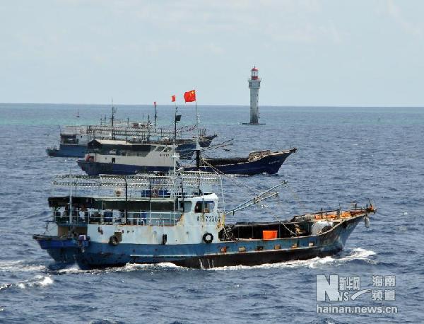 中國漁船船隊(duì)在南沙渚碧礁探測魚群資源