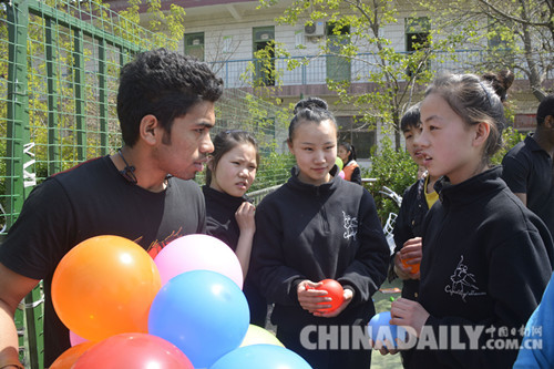 石家莊鐵道大學(xué)“洋學(xué)生”送課進(jìn)校園獲贊