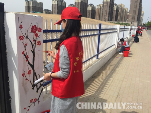 唐山共青團(tuán)路南區(qū)委組織志愿者參與“百畝花海”建設(shè)