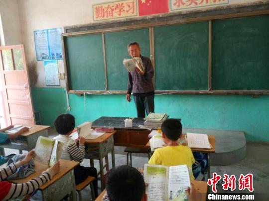 “老師爸爸”患癌堅(jiān)持任教 三尺講臺(tái)演繹追夢(mèng)人生