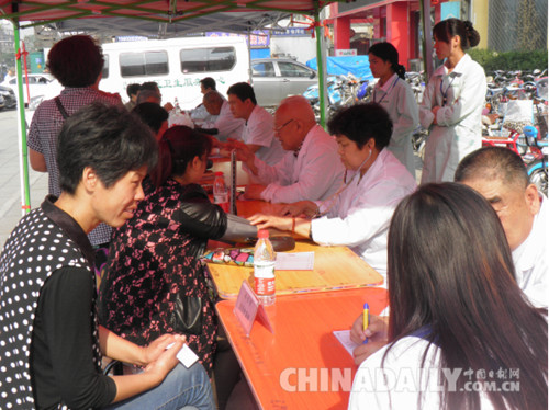 邯鄲市叢臺(tái)區(qū)名老中醫(yī)專家進(jìn)社區(qū) 居民尋醫(yī)問(wèn)藥很方便