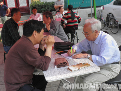 邯鄲市叢臺(tái)區(qū)名老中醫(yī)專家進(jìn)社區(qū) 居民尋醫(yī)問(wèn)藥很方便