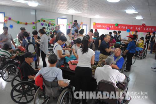 唐山：志愿者與村民過(guò)“端午” 粽葉飄香“粽”是情